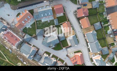 Vue aérienne regardant vers le bas sur quelques maisons neuves Banque D'Images