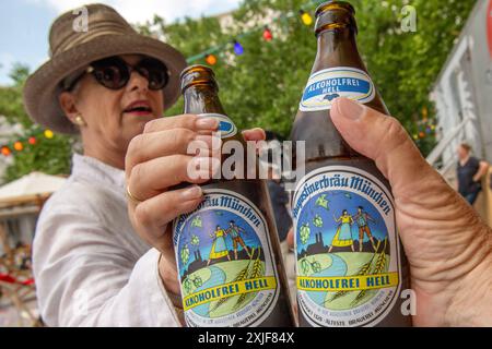 Erster alkoholfreier Münchner Biergarten eröffnet Gäste stoßen mit Augustiner alkoholfrei an, München, 18. Juillet 2024 Deutschland, München, 18. Juillet 2024, erster alkoholfreier Biergarten wird eröffnet, Biergartenbesucher stoßen mit Augustiner alkoholfrei an, Name des Biergartens: Die null, der Karl-Stützel-Platz liegt am Alten Botanischen Garten im Hauptbahnhofsviertel, ein Projekt von Florian Schönhofer, Betreiber des Cafe Kosmos, ausgeschänkt wird Augustiner alkoholfrei, alkoholfreies Bier, gastronomie, Bayern *** le premier café sans alcool de Munich ouvre des toast avec Augustiner alcoho Banque D'Images