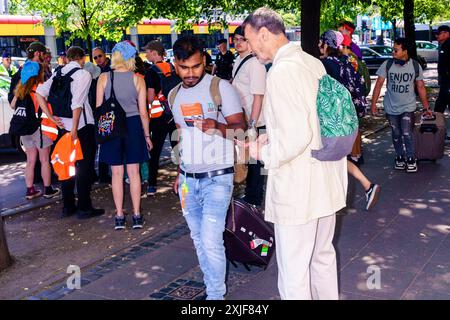 Les écologistes de la dernière génération Ostatnie Pokolenie bloquent la rue Marszalkowska dans une manifestation contre le climat. Près du blocus, un autre militant écologiste distribue des tracts expliquant les raisons et les exigences de la manifestation. Varsovie Pologne Copyright : xMikolajxJaneczekx Banque D'Images