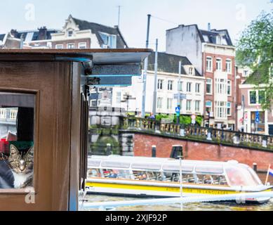 Amsterdam, pays-Bas - 12 juin 2019 : détail de Cat sur un bateau dans la rivière Amstel, Amsterdam, pays-Bas. Banque D'Images