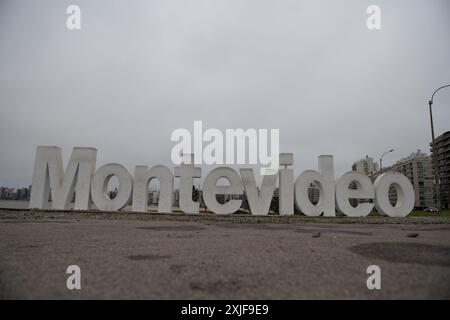 Un grand signe blanc avec les lettres M, O, N, T, E, V, I, d, E, O écrites en lettres blanches Banque D'Images