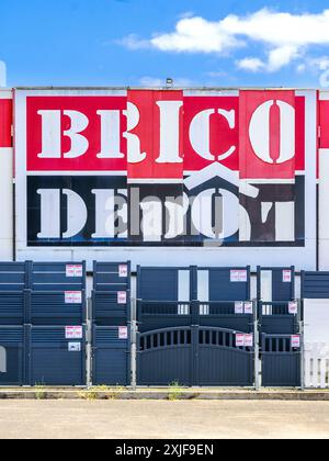 Panneau « Brico Depot » mal aligné à l'entrée des locaux - Dissay, Vienne (86), France. Banque D'Images