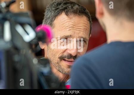 Florian Schönhofer, Gastronom, BEI der Eröffnung des ersten alkoholfreien Münchner Biergartens, München, 18. Juillet 2024 Deutschland, München, 18. Juli 2024, Florian Schönhofer, Betreiber des Cafe Kosmos, Hat das Projekt des ersten alkoholfreien Biergartens entwickelt, BEI der Eröffnung des Biergartens, Name des Biergartens: Die null, der Karl-Stützel-Platz liegt am Alten Botanischen Garten im Hauptbahnhofsviertel, ausgeschänkt wird Augustiner alkoholfrei, alkoholfreies Bier, gastronomie, Bayern *** Florian Schönhofer, restaurateur, lors de l'ouverture du premier café en plein air sans alcool de Munich, Mu Banque D'Images