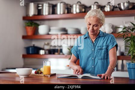 Femme mature, cuisine et livre de recettes pour la cuisine, les ingrédients et lire pour les instructions. Vegan, fruits et régime alimentaire pour aliments de santé à la maison, personne féminine Banque D'Images