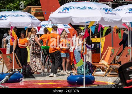 Heitere Stimmung BEI der Eröffnung des ersten alkoholfreien Münchner Biergartens, München, 18. Juillet 2024 Deutschland, München, 18. Juillet 2024, heitere und entspannte Stimmung BEI der Eröffnung des ersten alkoholfreien Münchner Biergartens, Name des Biergartens: Die null, der Karl-Stützel-Platz liegt am Alten Botanischen Garten im Hauptbahnhofsviertel, ein Projekt von Florian Schönhofer, Betreiber des Cafe Kosmos, ausgeschänkt wird Augustiner alkoholfrei, alkoholfreies Bier, gastronomie, Bayern *** ambiance joyeuse à l'ouverture du premier café sans alcool de Munich, Munich, le 18 juillet, Banque D'Images