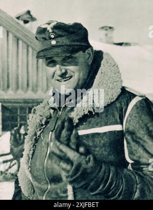 Une photographie montre le récipiendaire de la Croix de Chevalier, le lieutenant-colonel Beckh, portant des vêtements d'hiver épais en raison de l'hiver russe rude. Prise lors de l'opération Barbarossa en 1941, cette image met en évidence les conditions extrêmes auxquelles les forces allemandes ont été confrontées lors de leur avancée contre les troupes soviétiques sur le front de l'est pendant la seconde Guerre mondiale. Banque D'Images