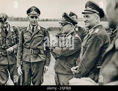 Une photographie montre le premier lieutenant S., le major L., le colonel P. et le major V. réunis. Prise lors de l'opération Barbarossa en 1941, cette image met en évidence des officiers clés des forces allemandes alors qu'ils coordonnaient des stratégies pour leur avancée contre les troupes soviétiques sur le front de l'est. Banque D'Images