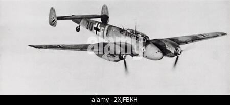 Photographie d'un Messerschmitt Bf 110 (destroyer), faisant partie de l'armée de l'air allemande (Luftwaffe), prise pendant la seconde Guerre mondiale. Cet avion a été impliqué dans l'invasion de la Pologne en 1939 et a ensuite avancé sur le front de l'est. Le Bf 110 joua un rôle important dans le soutien aérien et l'engagement des avions ennemis, contribuant aux avancées rapides de l'Allemagne au cours de ces campagnes. Banque D'Images