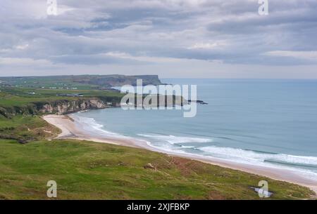 Whitepark Bay et plage sur la Causeway Coast du nord d'Antrim en Irlande du Nord Banque D'Images