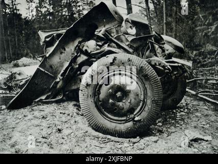 Une photographie montre les fragments de bombes explosives déchirant des véhicules soviétiques pendant la seconde Guerre mondiale. Cette scène fait partie de l'opération Barbarossa, mettant en évidence la puissance destructrice des campagnes de bombardement de la Luftwaffe contre les forces soviétiques en 1941. Banque D'Images