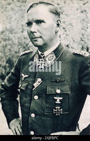 Une photographie montre le colonel Rickhoff, récipiendaire de la Croix de chevalier, pendant la seconde Guerre mondiale. Ce prix prestigieux a été décerné pour sa bravoure exceptionnelle et son leadership au combat, marquant son rôle important dans les efforts militaires allemands. Banque D'Images