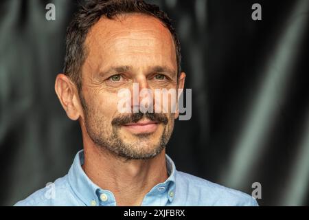 Florian Schönhofer, Gastronom, BEI der Eröffnung des ersten alkoholfreien Münchner Biergartens, München, 18. Juillet 2024 Deutschland, München, 18. Juli 2024, Florian Schönhofer, Betreiber des Cafe Kosmos, Hat das Projekt des ersten alkoholfreien Biergartens entwickelt, BEI der Eröffnung des Biergartens, Name des Biergartens: Die null, der Karl-Stützel-Platz liegt am Alten Botanischen Garten im Hauptbahnhofsviertel, ausgeschänkt wird Augustiner alkoholfrei, alkoholfreies Bier, gastronomie, Bayern *** Florian Schönhofer, restaurateur, lors de l'ouverture du premier café en plein air sans alcool de Munich, Mu Banque D'Images