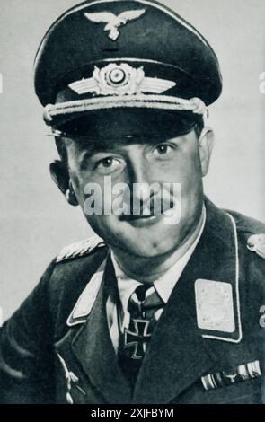 Une photographie montre le major Såellmann, récipiendaire de la Croix de Chevalier et pilote de la Luftwaffe. Prise lors de l'opération Barbarossa en 1941, cette image capture l'un des pilotes qualifiés impliqués dans l'avancée de l'Allemagne contre les forces soviétiques sur le front de l'est. Banque D'Images