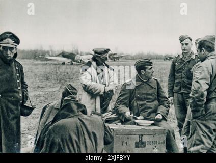 Une photographie montre des soldats volontaires espagnols rassemblés sur un aérodrome pendant l'opération Barbarossa en 1941. Ces volontaires ont rejoint les forces allemandes pour combattre les Soviétiques sur le front de l'est pendant la seconde Guerre mondiale. Banque D'Images