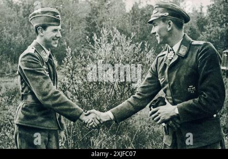 Une photographie montre le récipiendaire de la Croix de Chevalier, le premier lieutenant Graf Kageneck serrant la main d'un camarade espagnol lors de l'opération Barbarossa en 1941. Cette rencontre met en lumière la collaboration entre les forces allemandes et les volontaires espagnols alors qu’ils combattaient les troupes soviétiques sur le front de l’est pendant la seconde Guerre mondiale. Les volontaires espagnols rejoignent les Allemands en grande partie en raison de leur position anticommuniste commune et du soutien du régime du général Franco à l'Allemagne nazie. Banque D'Images