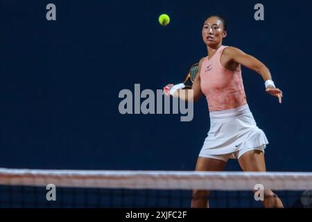 Palerme, Italie. 16 juillet 2024. Qinwen Zheng lors du match de l'Association féminine de tennis contre Sara Errani au Palerme Ladies Open. Qinwen Zheng bat Sara Errani 6-3 6-2. (Photo d'Antonio Melita/Pacific Press) crédit : Pacific Press Media production Corp./Alamy Live News Banque D'Images