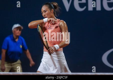 Palerme, Italie. 16 juillet 2024. Qinwen Zheng lors du match de l'Association féminine de tennis contre Sara Errani au Palerme Ladies Open. Qinwen Zheng bat Sara Errani 6-3 6-2. (Photo d'Antonio Melita/Pacific Press) crédit : Pacific Press Media production Corp./Alamy Live News Banque D'Images