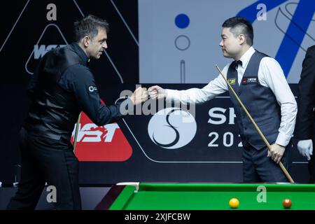 SHANGHAI, le 18 juillet 2024 -- Ronnie O'Sullivan (l), d'Angleterre, et Ding Junhui, de Chine, font des coups de poing avant le match de quart de finale au World Snooker Shanghai Masters 2024 à Shanghai, dans l'est de la Chine, le 18 juillet 2024. (Xinhua/Wang Xiang) Banque D'Images