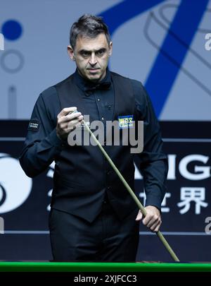 SHANGHAI, le 18 juillet 2024 -- Ronnie O'Sullivan, d'Angleterre, réagit lors du match de quart de finale contre Ding Junhui, de Chine, au World Snooker Shanghai Masters 2024 à Shanghai, dans l'est de la Chine, le 18 juillet 2024. (Xinhua/Wang Xiang) Banque D'Images