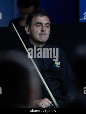 SHANGHAI, le 18 juillet 2024 -- Ronnie O'Sullivan, d'Angleterre, réagit lors du match de quart de finale contre Ding Junhui, de Chine, au World Snooker Shanghai Masters 2024 à Shanghai, dans l'est de la Chine, le 18 juillet 2024. (Xinhua/Wang Xiang) Banque D'Images