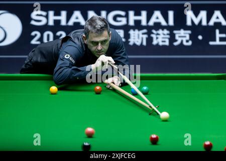 SHANGHAI, le 18 juillet 2024 -- Ronnie O'Sullivan, d'Angleterre, concourt lors du match de quart de finale contre Ding Junhui, de Chine, au World Snooker Shanghai Masters 2024 à Shanghai, dans l'est de la Chine, le 18 juillet 2024. (Xinhua/Wang Xiang) Banque D'Images