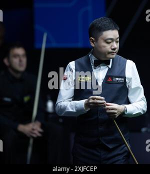 SHANGHAI, le 18 juillet 2024 -- Ding Junhui, de Chine, réagit lors du match de quart de finale contre Ronnie O'Sullivan, d'Angleterre, au World Snooker Shanghai Masters 2024 à Shanghai, dans l'est de la Chine, le 18 juillet 2024. (Xinhua/Wang Xiang) Banque D'Images