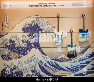 FENDER APPORTE LE TRAVAIL DE HOKUSAI, MAÎTRE UKIYO-E ARTISTE, À L'ESQUIRE Banque D'Images