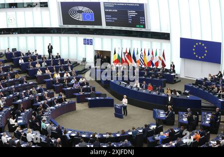 Strasbourg, France. 18 juillet 2024. Ursula von der Leyen (C) fait une déclaration au siège du Parlement européen à Strasbourg, France, le 18 juillet 2024. Le Parlement européen a approuvé jeudi la candidature de von der Leyen pour un second mandat de cinq ans à la présidence de la Commission européenne. Crédit : Zhao Dingzhe/Xinhua/Alamy Live News Banque D'Images