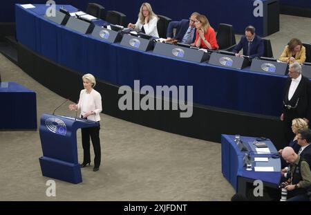 Strasbourg, France. 18 juillet 2024. Ursula von der Leyen (à gauche) fait une déclaration au siège du Parlement européen à Strasbourg, France, le 18 juillet 2024. Le Parlement européen a approuvé jeudi la candidature de von der Leyen pour un second mandat de cinq ans à la présidence de la Commission européenne. Crédit : Zhao Dingzhe/Xinhua/Alamy Live News Banque D'Images