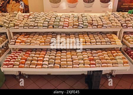 Vienne, Autriche - 11 juillet 2015 : diverses épices et herbes conditionnées dans des sacs au marché agricole Naschmarkt dans la capitale. Banque D'Images