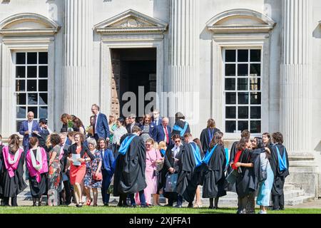 Les diplômés en tenue académique, du Trinity College, Université de Cambridge, Angleterre, célèbrent avec leur famille et leurs amis après leur cérémonie de remise des diplômes au Sénat le 18 juillet 2024. Banque D'Images