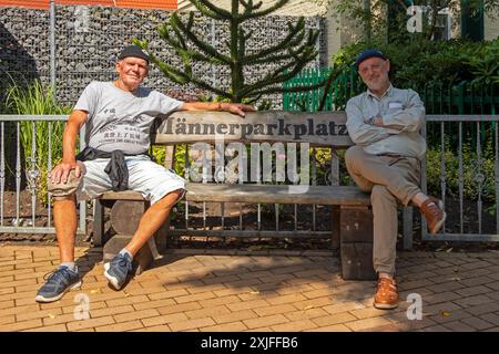 Deux hommes âgés assis sur le banc, parking pour hommes, Wustrow, Fischland, Mecklenburg-Ouest Pomerania, Allemagne Banque D'Images