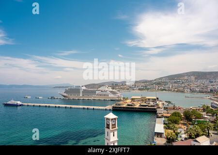 Le bateau de croisière est situé sur l'île de Kusadasi dans le port de Kusadasi, en Turquie Banque D'Images