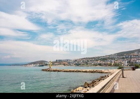 Le bateau de croisière est situé sur l'île de Kusadasi dans le port de Kusadasi, en Turquie Banque D'Images