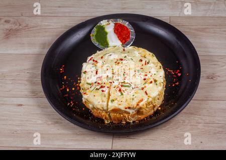 sandwich pizza éclaté au fromage rond avec sauce trois couleurs Banque D'Images