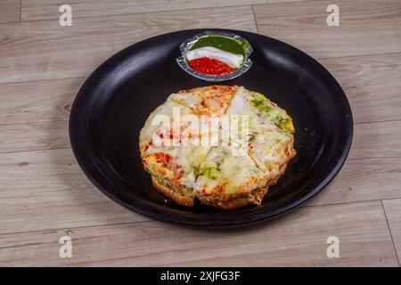 sandwich pizza éclaté au fromage rond avec sauce trois couleurs Banque D'Images