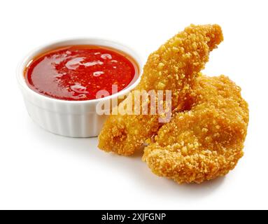 lanières de filet de poulet pané frites et sauce chili douce isolées sur fond blanc Banque D'Images