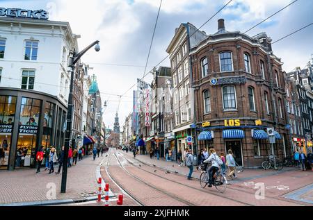 Amsterdam, pays-Bas - 12 juin 2019 : vue sur la rue à la place Rembrandt à Amsterdam, pays-Bas. Banque D'Images