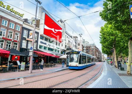 Amsterdam, pays-Bas - 12 juin 2019 : vue sur la rue à la place Rembrandt à Amsterdam, pays-Bas. Banque D'Images
