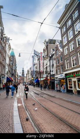 Amsterdam, pays-Bas - 12 juin 2019 : vue sur la rue à la place Rembrandt à Amsterdam, pays-Bas. Banque D'Images