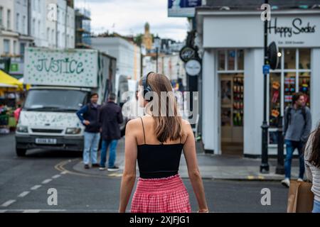 LONDRES - 1er JUILLET 2024 : scène de rue animée sur Portobello Road, un marché emblématique et une rue commerçante dans le centre-ouest de Londres Banque D'Images