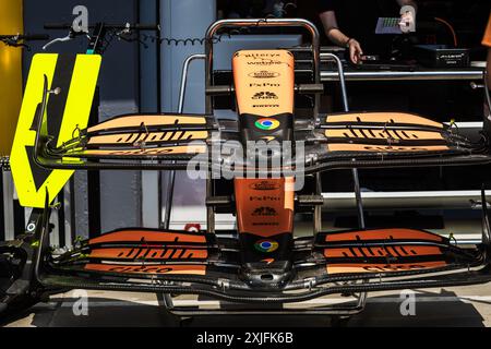 Hungaroring, Mogyorod, Hongrie. 18 juillet 2024 ; aile avant de la McLaren F1 exposée sur la voie de pitching lors du Grand Prix de formule 1 de Hongrie crédit : Jay Hirano/AFLO/Alamy Live News Banque D'Images