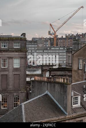 Édimbourg, Écosse - 19 janvier 2024 - vue des bâtiments urbains en briques et des hôtels Leonardo Royal avec fond de ciel dans le centre d'Édimbourg. Destinations en Banque D'Images