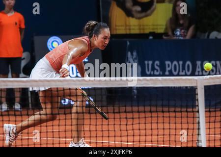 Palerme, Italie. 16 juillet 2024. Qinwen Zheng lors du match de l'Association féminine de tennis contre Sara Errani au Palerme Ladies Open. Qinwen Zheng bat Sara Errani 6-3 6-2. (Crédit image : © Antonio Melita/Pacific Press via ZUMA Press Wire) USAGE ÉDITORIAL SEULEMENT! Non destiné à UN USAGE commercial ! Banque D'Images