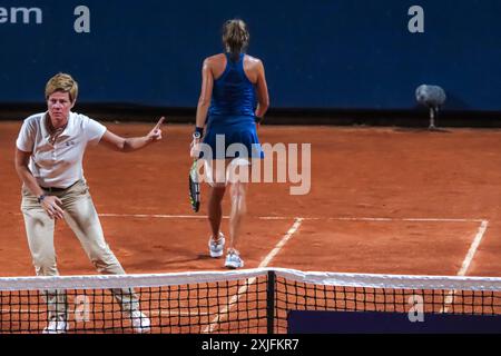 Palerme, Italie. 16 juillet 2024. Lucia Bronzetti lors du match de l'Association féminine de tennis contre Elsa Jacquemot (non représentée) à l'Open féminin de Palerme. Lucia Bronzetti bat Elsa Jacquemot 7-5 3-6 6-3. (Crédit image : © Antonio Melita/Pacific Press via ZUMA Press Wire) USAGE ÉDITORIAL SEULEMENT! Non destiné à UN USAGE commercial ! Banque D'Images