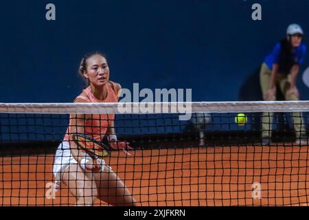 Palerme, Italie. 16 juillet 2024. Qinwen Zheng lors du match de l'Association féminine de tennis contre Sara Errani (non représentée) à l'Open féminin de Palerme. Qinwen Zheng bat Sara Errani 6-3 6-2. (Crédit image : © Antonio Melita/Pacific Press via ZUMA Press Wire) USAGE ÉDITORIAL SEULEMENT! Non destiné à UN USAGE commercial ! Banque D'Images