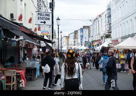 LONDRES - 1er JUILLET 2024 : scène de rue animée sur Portobello Road, un marché emblématique et une rue commerçante dans le centre-ouest de Londres Banque D'Images