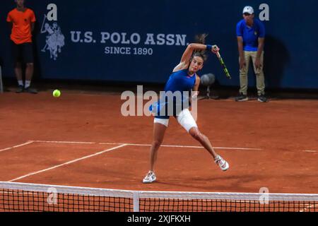 Palerme, Italie. 16 juillet 2024. Lucia Bronzetti lors du match de l'Association féminine de tennis contre Elsa Jacquemot (non représentée) à l'Open féminin de Palerme. Lucia Bronzetti bat Elsa Jacquemot 7-5 3-6 6-3. (Crédit image : © Antonio Melita/Pacific Press via ZUMA Press Wire) USAGE ÉDITORIAL SEULEMENT! Non destiné à UN USAGE commercial ! Banque D'Images