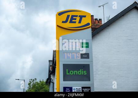 LONDRES- 3 JUILLET 2024 : Prix des stations-service jet fuel et Londis près de Ladbroke Grove Banque D'Images