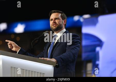 Milwaukee, États-Unis. 17 juillet 2024. J.D. Vance prend la parole lors de la Convention nationale républicaine à Milwaukee, Wisconsin, États-Unis, le 17 juillet 2024. J.D. Vance, sénateur de l'État américain de l'Ohio et auteur du BEST-seller 'Hillbilly Elegy', a accepté mercredi soir la nomination pour le poste de vice-président à la Convention nationale républicaine en cours à Milwaukee, Wisconsin. Crédit : Li Rui/Xinhua/Alamy Live News Banque D'Images